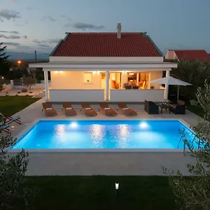 villa-karla-near-zadar.hotelinzadar.com/